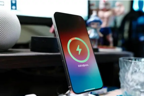 于洪苹果15换屏服务分享用什么充电器给iPhone15充电更好 